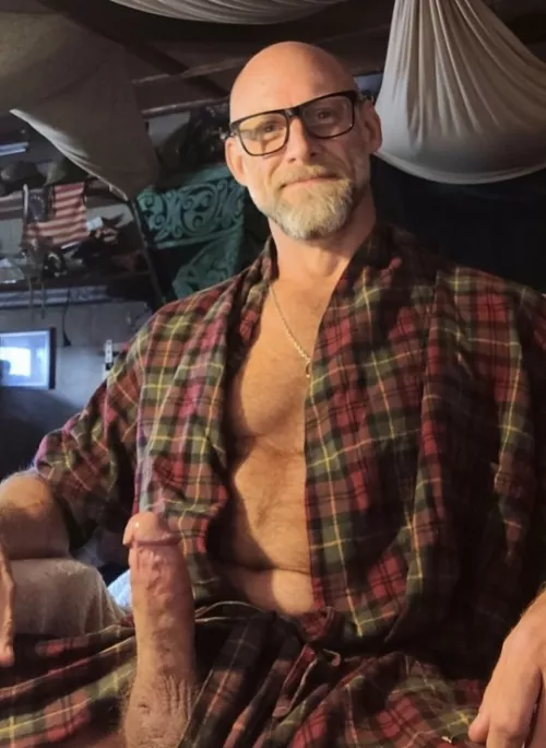 poking out of the robe by peludoporfavor