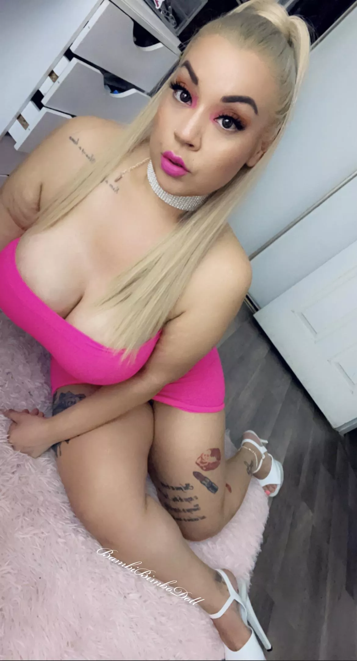 Pop of pink 💕 [oc] posted by BimboInTraining_