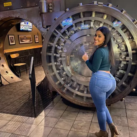 Poppin' it out...👖🍑 by BusyFlower9