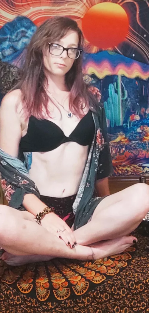 Posing before a smoke. ♥️💋 by Penelope2794