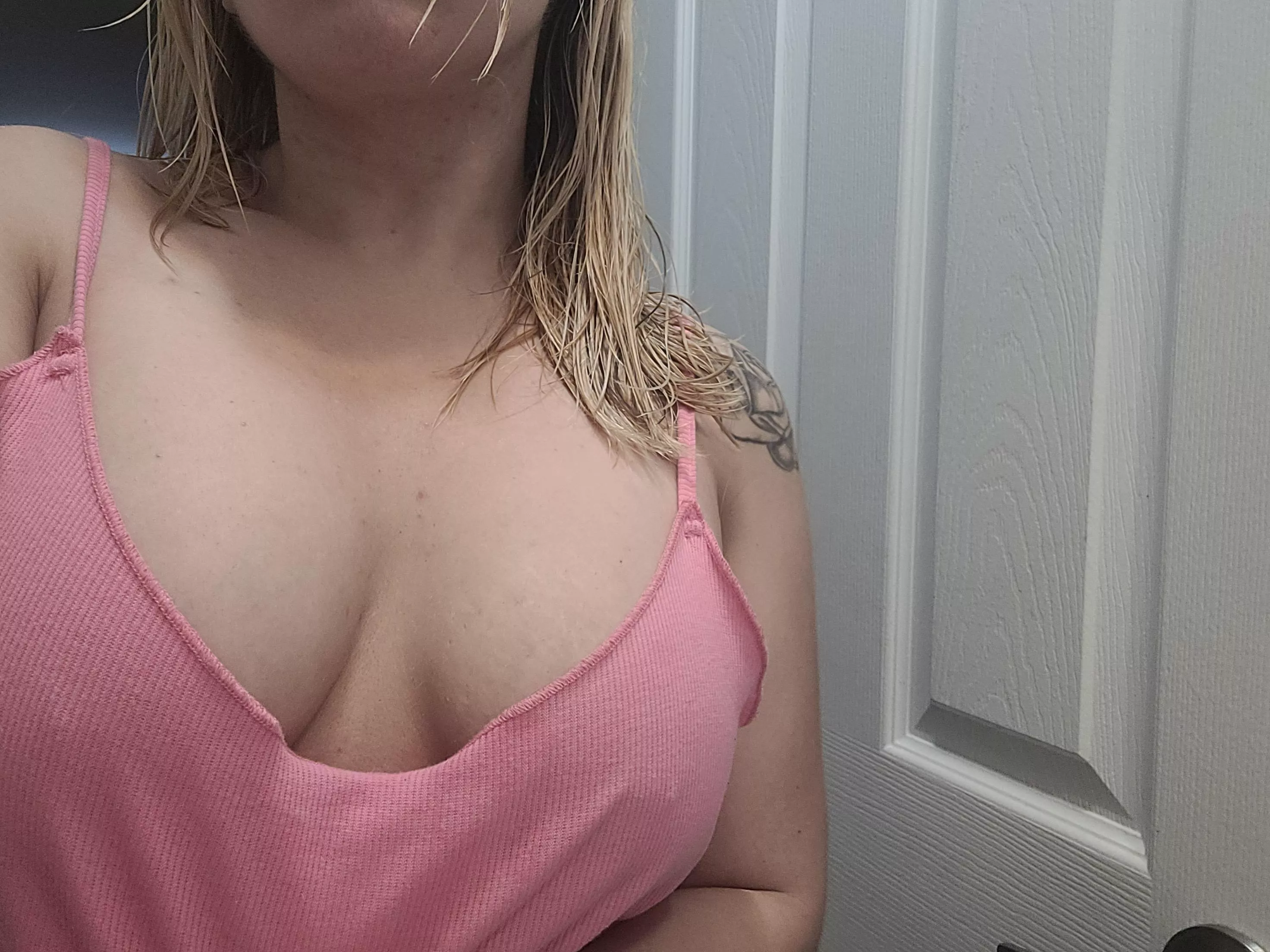 Post shower cleavage💦 posted by _Robynnxo
