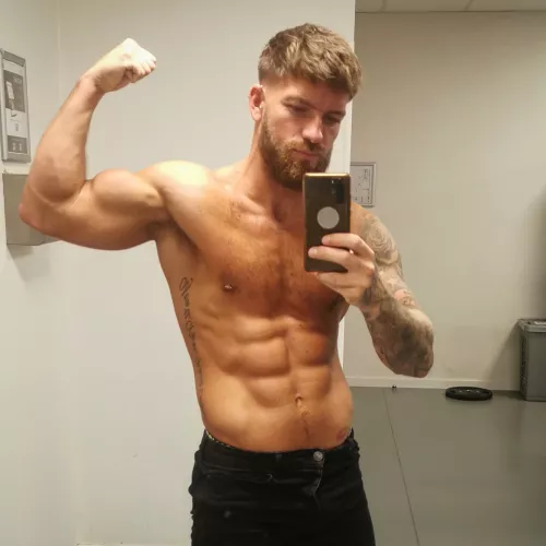 Post workout flex 💪🏻💪🏻 by Lewis_likes_fitness