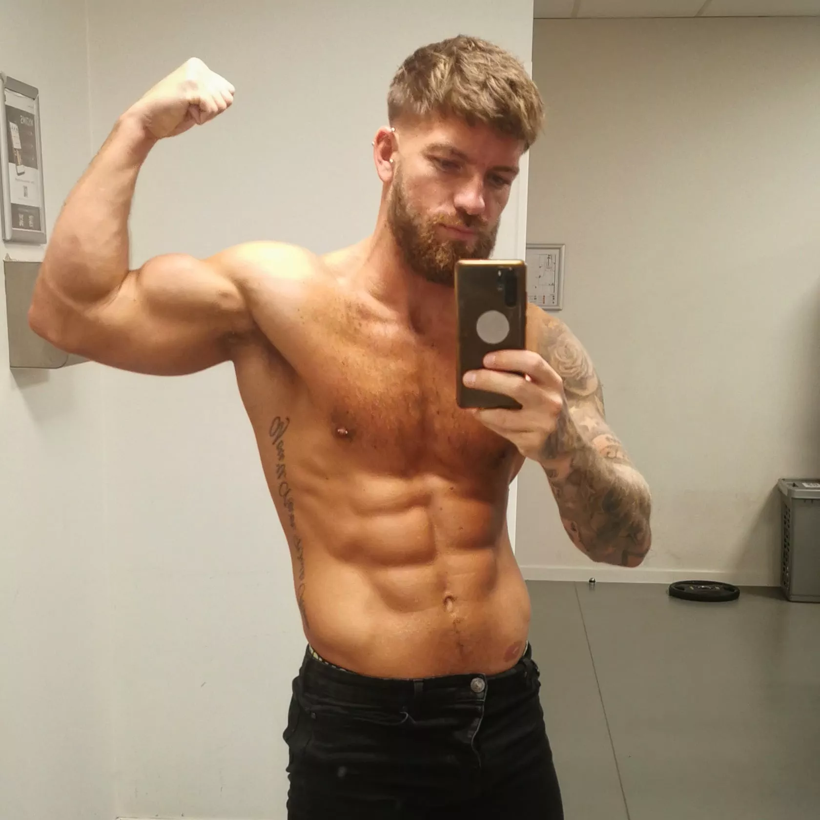 Post workout flex 💪🏻💪🏻 posted by Lewis_likes_fitness