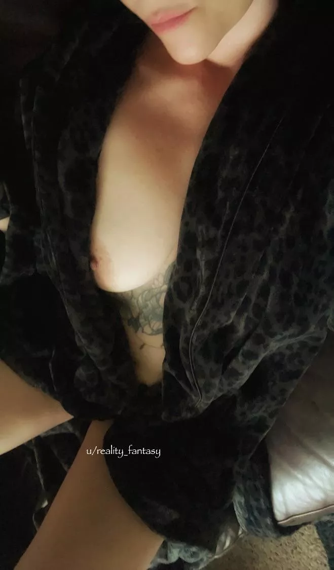 Power is out at my house, making it hard to WFH, so I'm being lazy on the couch. You should come entertain me 😉💋 posted by Reality_Fantasy