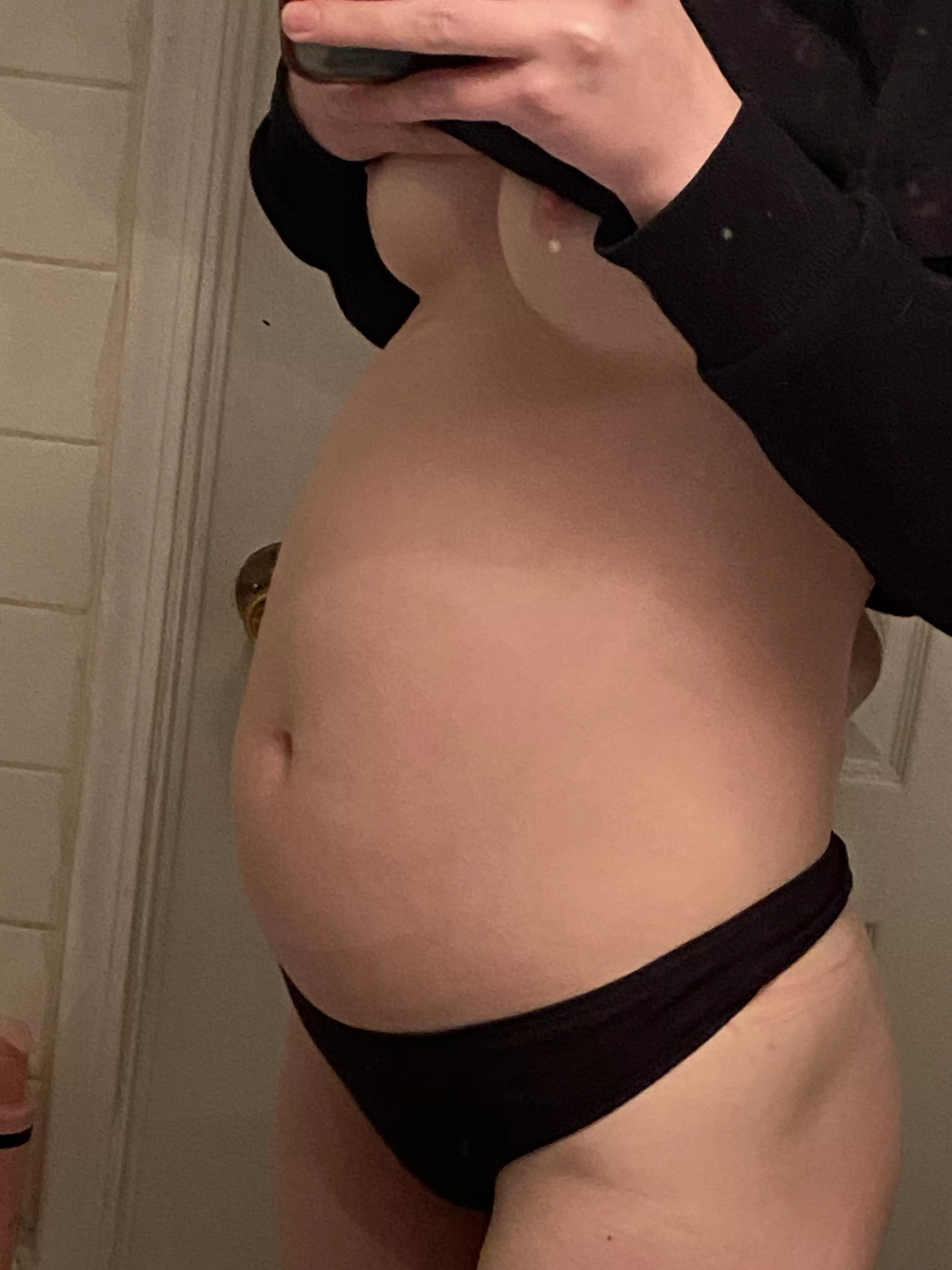 pregnant looking mfer 🙄 posted by mazokizumi