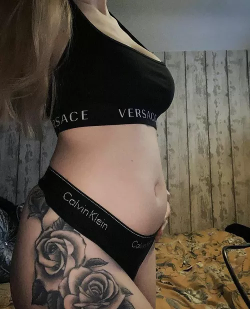 Pregnant tatted teen