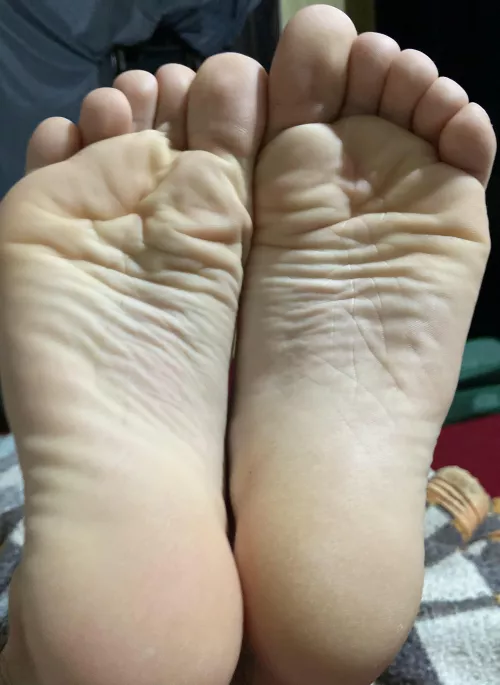 press ur face on my soles, worship ur goddess. i’ll give u a treat 😈👅 dms/pms open by pessbeach