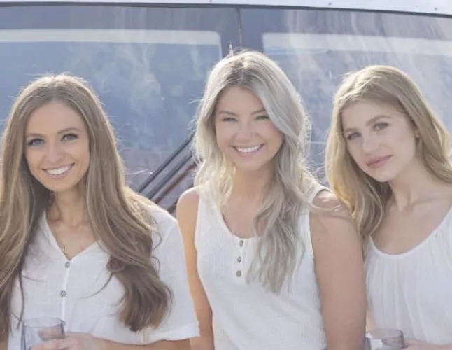 Pretty girls, pretty smiles by Gottagetthemhoes22