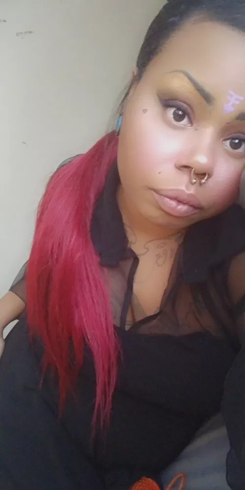 Pretty little lips to slide past. by Specialist_Load4292