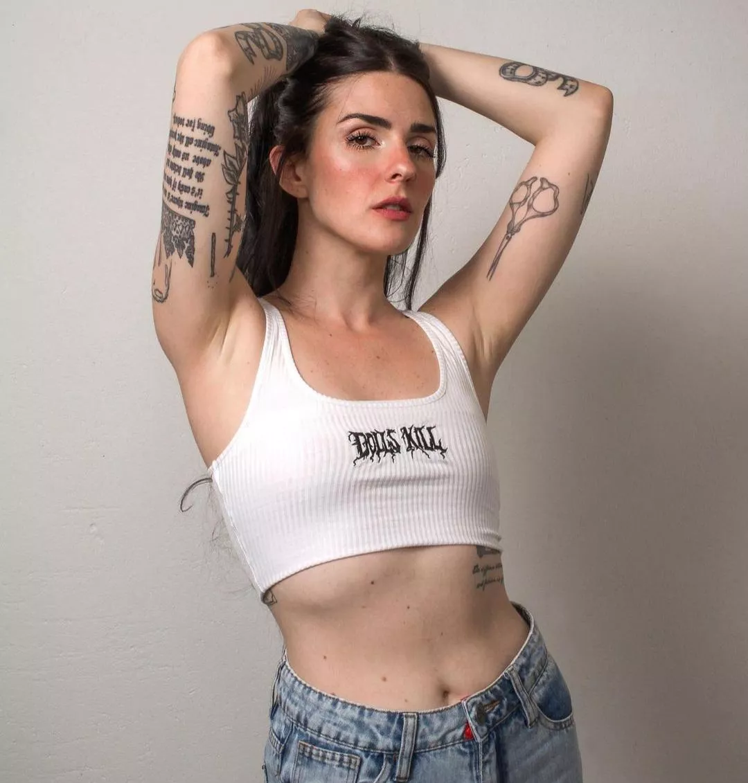 Pretty pale pits 🥰 posted by babyydadyy