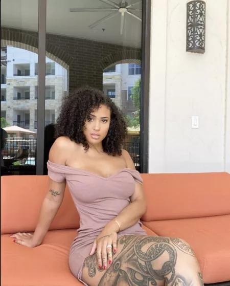 Pretty pink by hadesunderthere