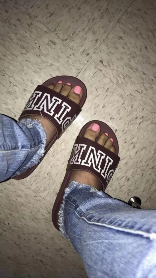 Pretty pink toes don’t you think? by melody_hk