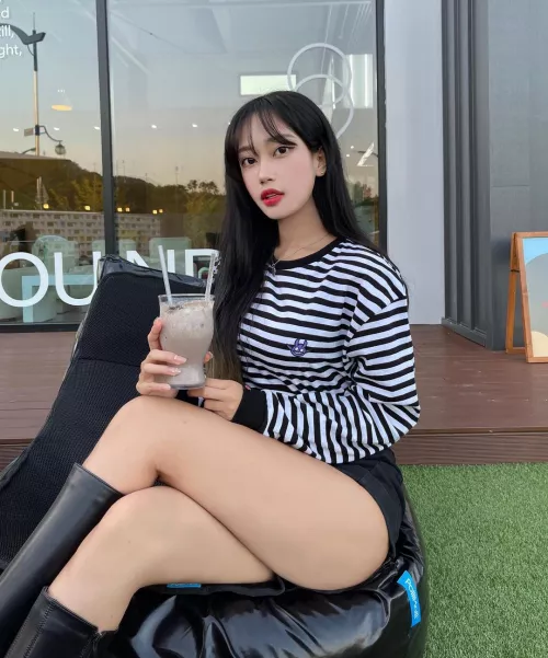 Pretty thighs by Majestic_Painter8660