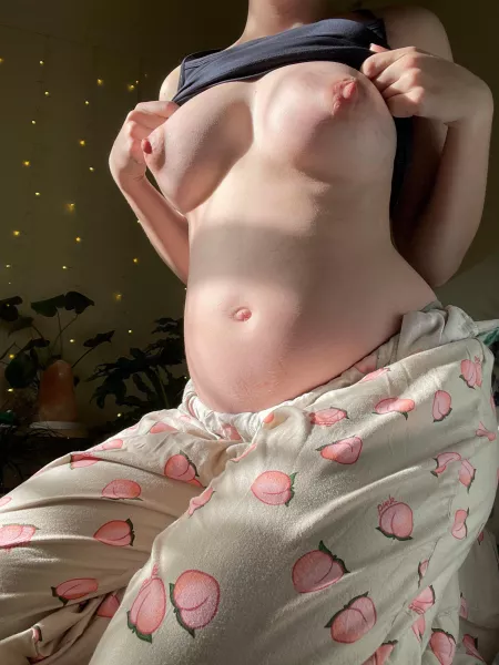 Pretty uncomfy today, let’s cum to relax 😏 by Mangomama99