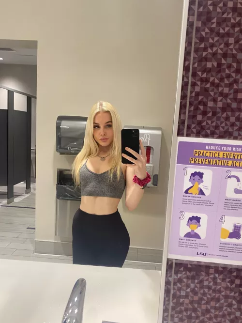 prob won’t get any love because i’m not naked :( by piinkdragon