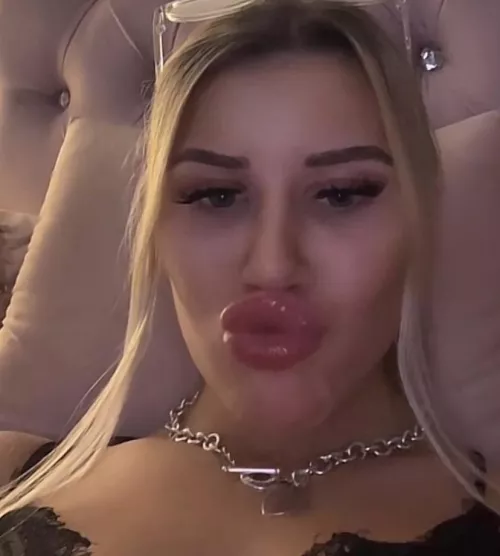 Pucker by 2raw2real_