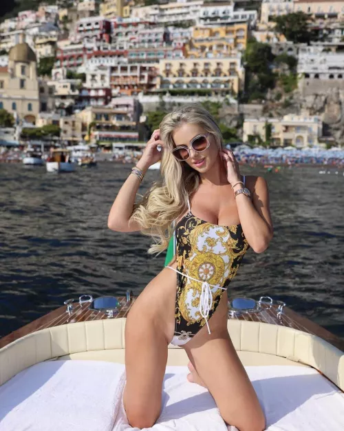 Pulling in to port by bubblrisback