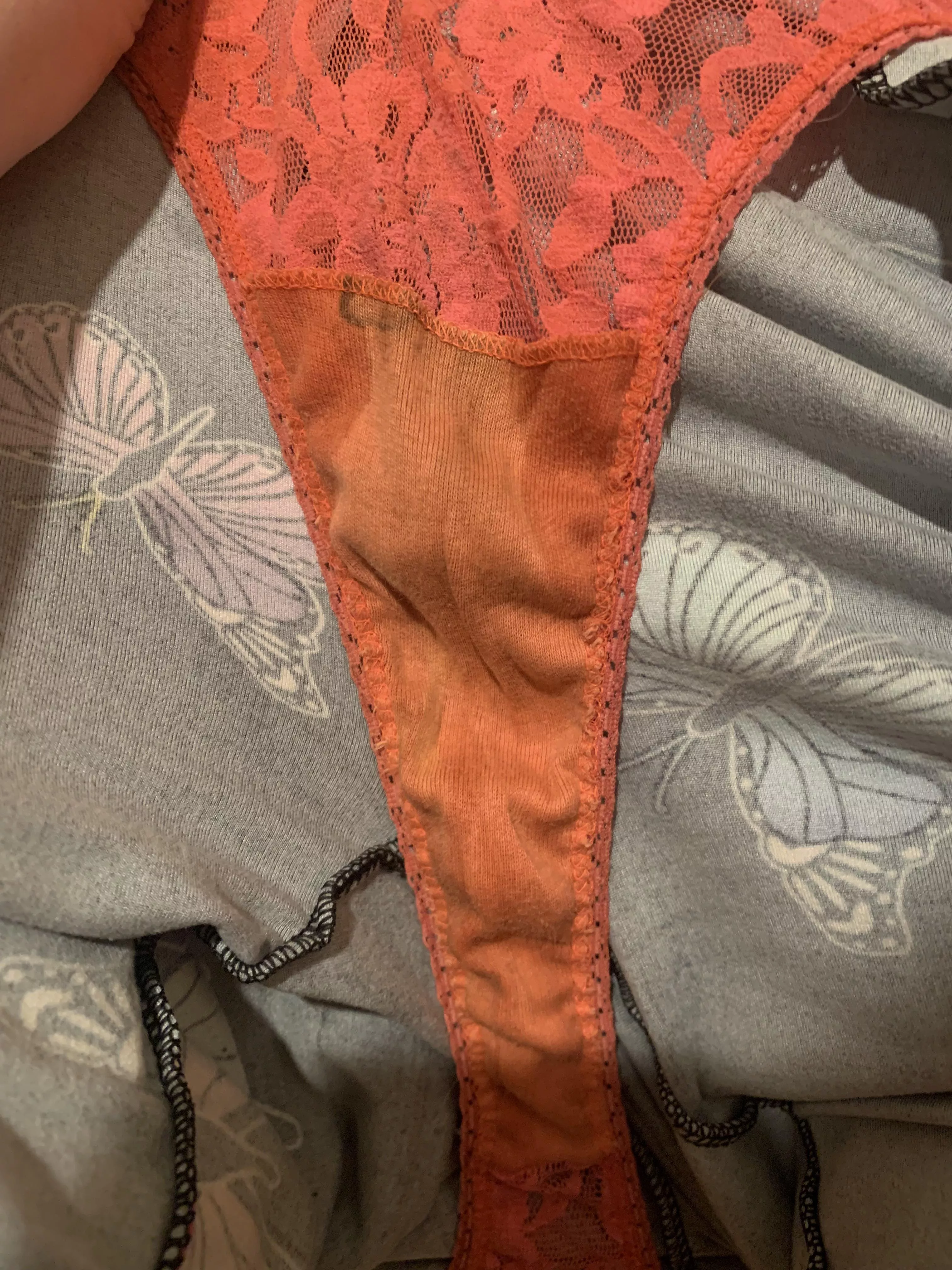 Pulling my panties down at the gym to show off my sweat😶‍🌫️🤭 posted by rosemath