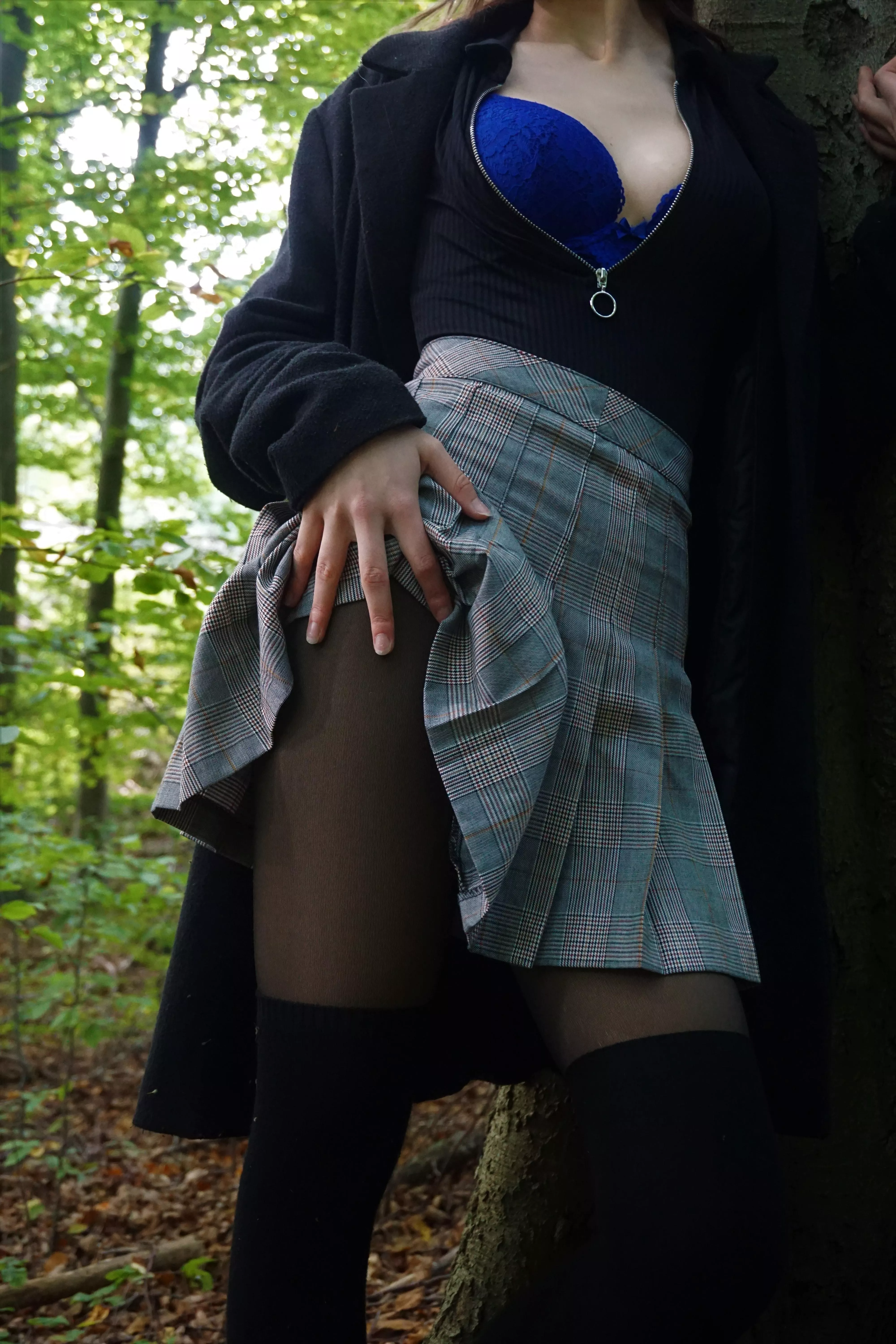 🌳🐉Pulling up my skirt like this just makes my legs and thighs stand out so much 🥰🥰 posted by HaloEye