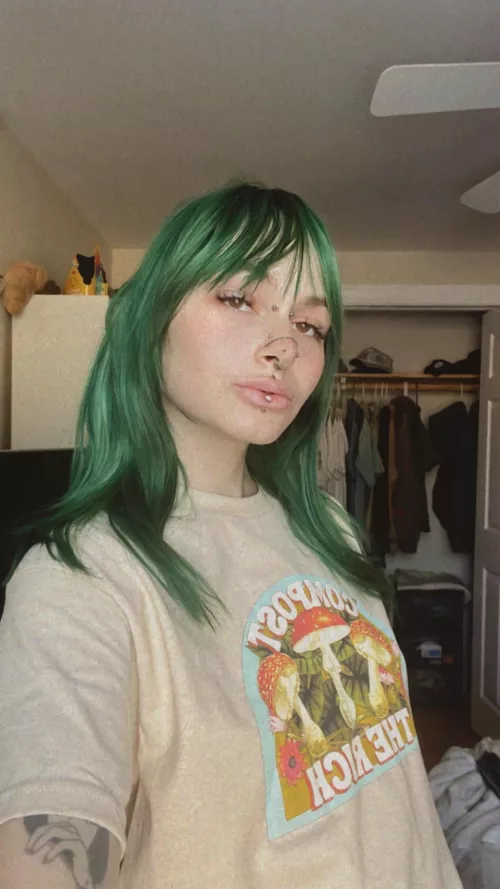 Pulp Riot’s Absinthe. So in love with the green!! It looked different depending on lighting but this is by far my favorite “shade” of it!! by kelseymh