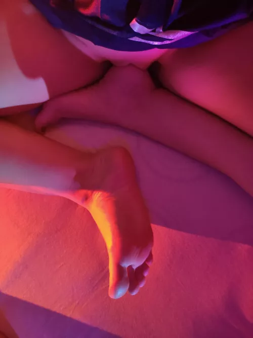 Puss on foots 😼 by ladynagoia