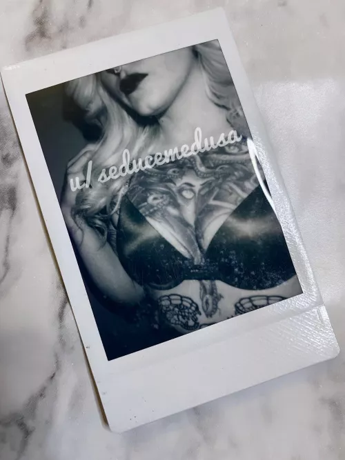 ✨🖤put my polariod on your dash🖤✨ [OC] by seducemedusa