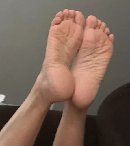 Put your feet up 🔫 by MistyMinx19