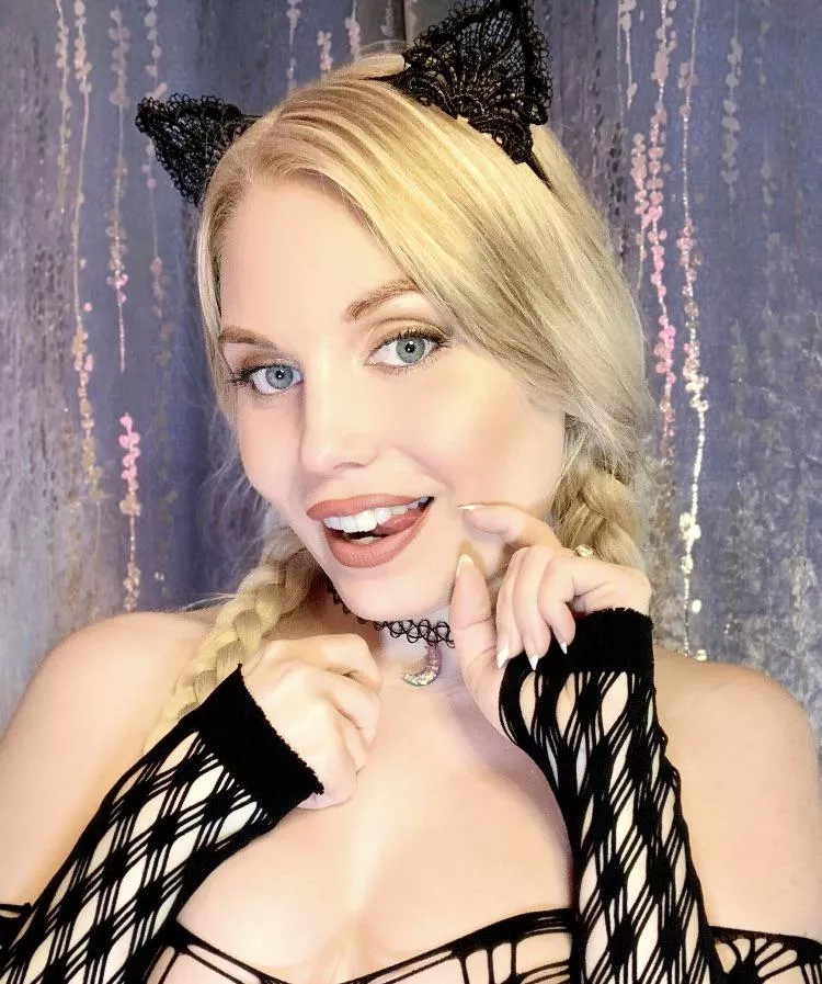 Puurrr , will you give me head pats? posted by ittybittyprettykitt_