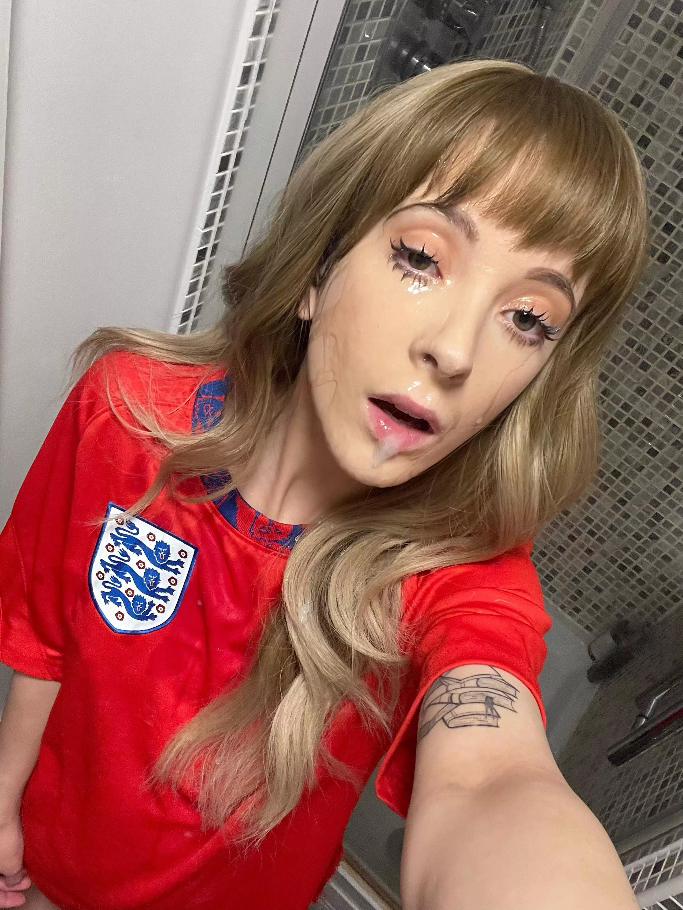 Queen posted by joyboy27