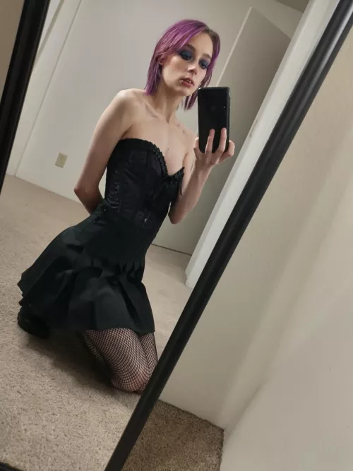 Quick mirror selfie in my favorite corset, let me know what you think