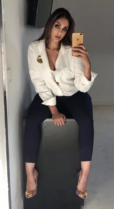 Quick selfie before going to work ;) Indian x Portuguese by knightrider69x