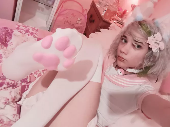 quick someone make a paw pun! ^•x•^ by super_deformed