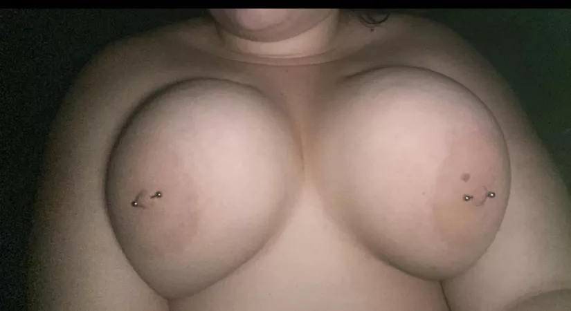 Quite the handful 😋 by tallcurvy