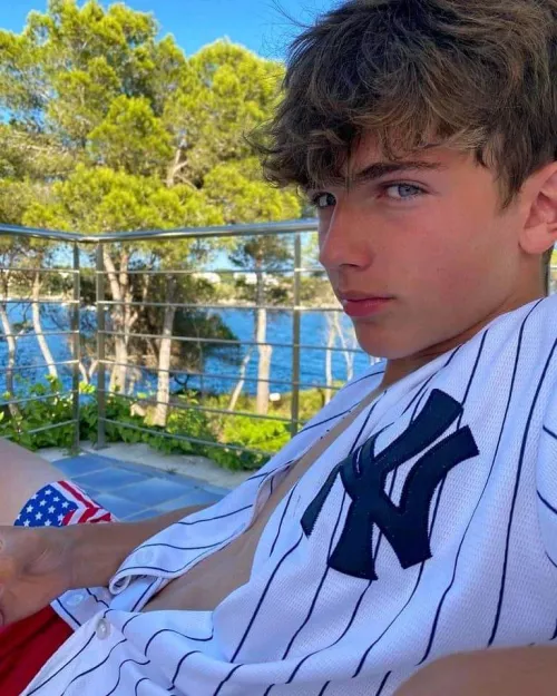 Raging boner cropped out by Empty_Ad4768