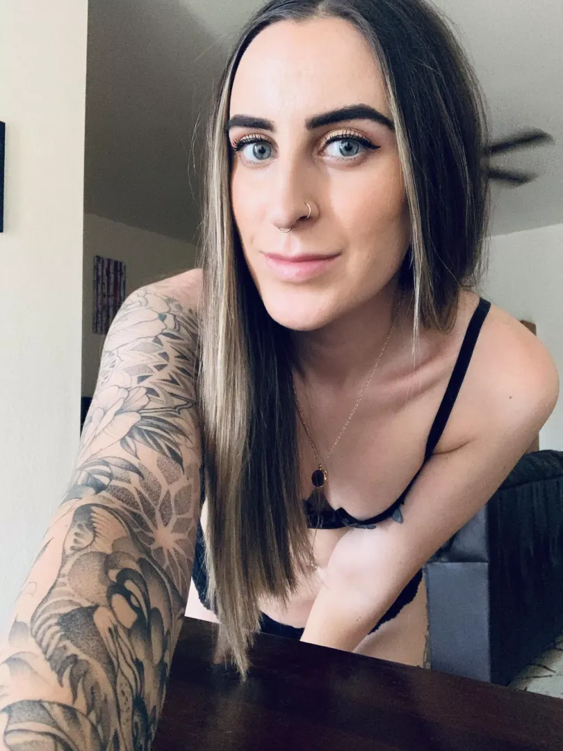 Raise your hand if you love chicks with tattoos 👋🏽🙋‍♀️🙋‍♀️🙌🏼 posted by urgirlbeck