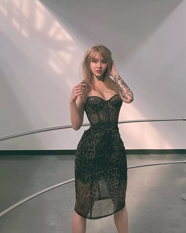 Rarely see her wear like this, Song Yuxin posted by Moist_Bend2490