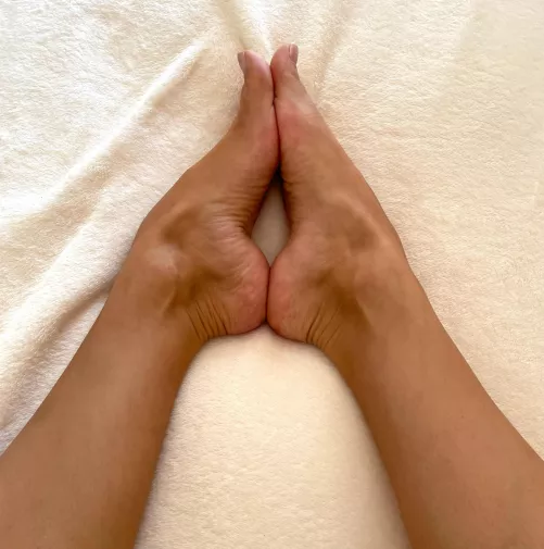 Rate my feet pls 😉 by xLovelyAdrianax