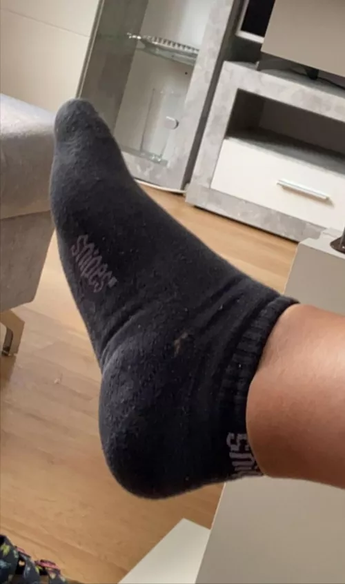 Rate my friends smelly feet 1-10💦 by Ilikegirlswithajuicy