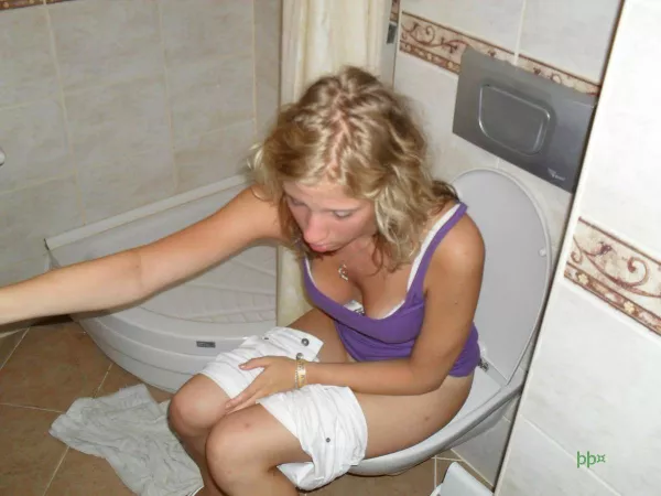 Reaching to close the door by CatpainTpyos