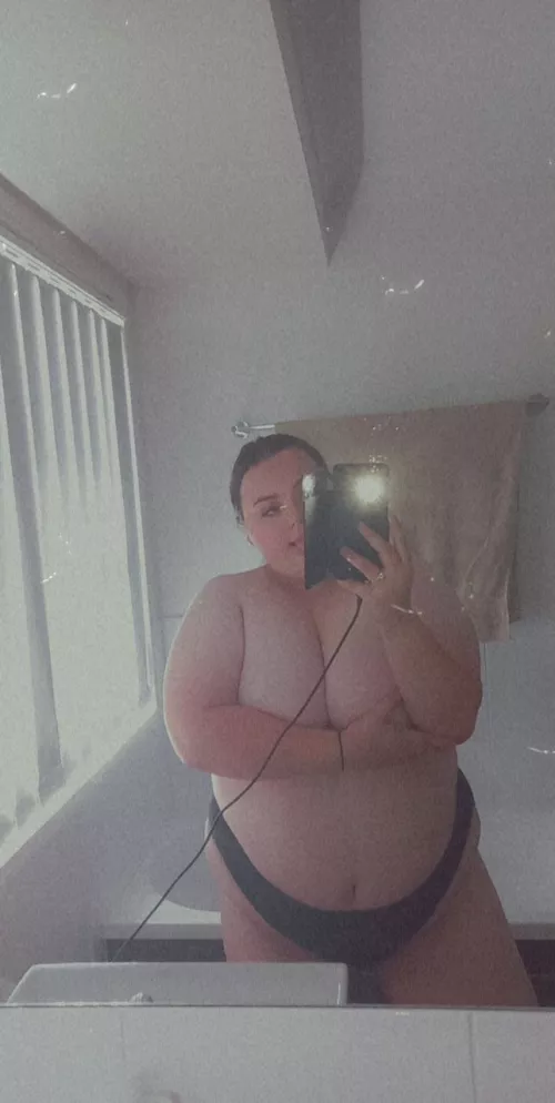 React if you love my body hehe 🍑😽 by madsnevii28