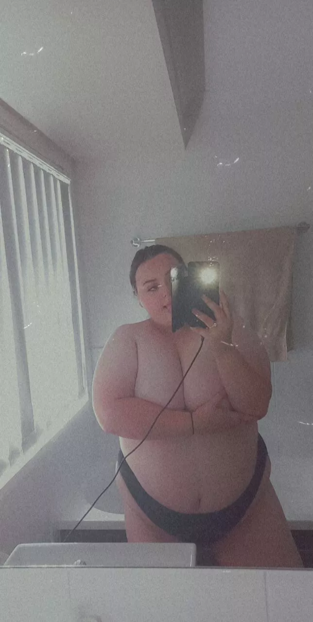 React if you love my body hehe 🍑😽 posted by madsnevii28