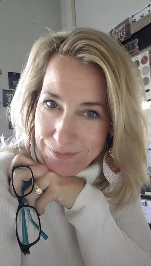 Recently got in contact with my old Teacher, she looks hotter than before. She sent me this selfie, upvote for updates by NancyOrtizDiaz