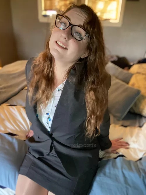 Receptionist by day, nerd by night by daintyporcelaindoe