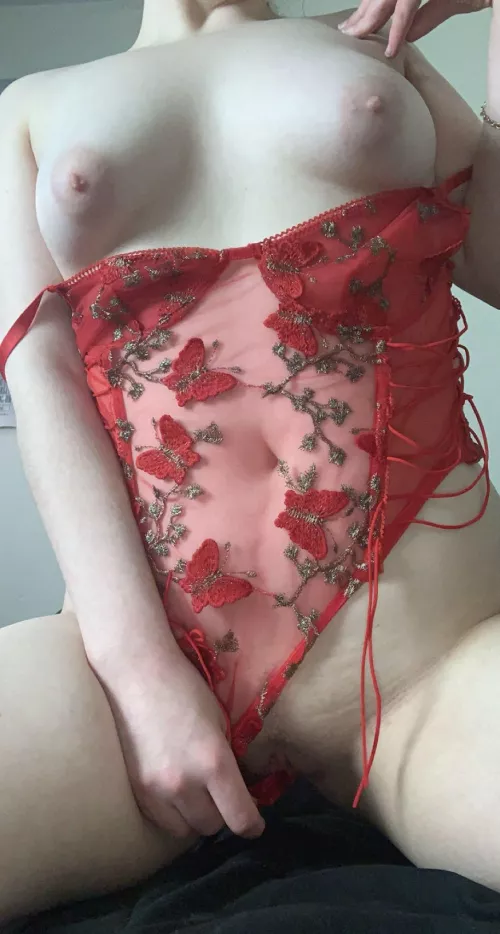 Red always looks best on pale girls ;) by maisie_piper