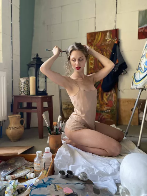 Red lips and a pretty smile, ready to make your day. 🥰 [OC] [F] by amelielou