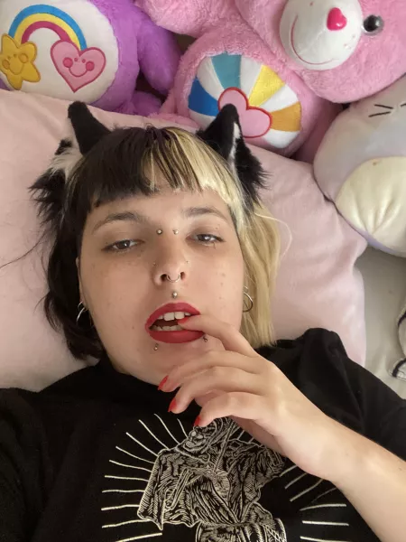 Red lipstick by Sluggyshy