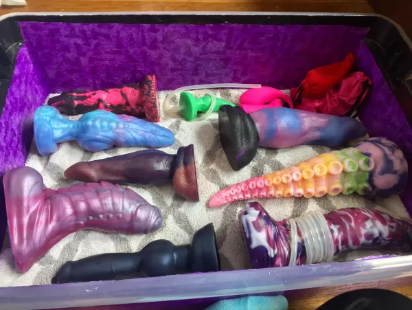 Reddit, allow me to introduce you to...... the dildo box 🐉 by OneShySubmissive