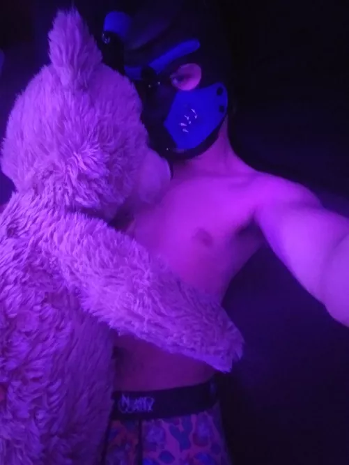 Relaxing in bed would be a lot nicer if I had someone to cuddle up with 😉 by switch_boy_123