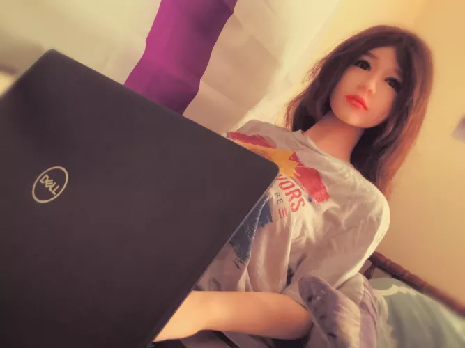 Relaxing Monday browsing online by ArtiChan09