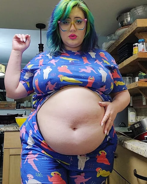 Remember that one mistress of the French king who tailored her dresses to expose her favorite tit? Okay that, but all of my clothes tailored so my gut can hang out 😝 by Obesejigglypuff